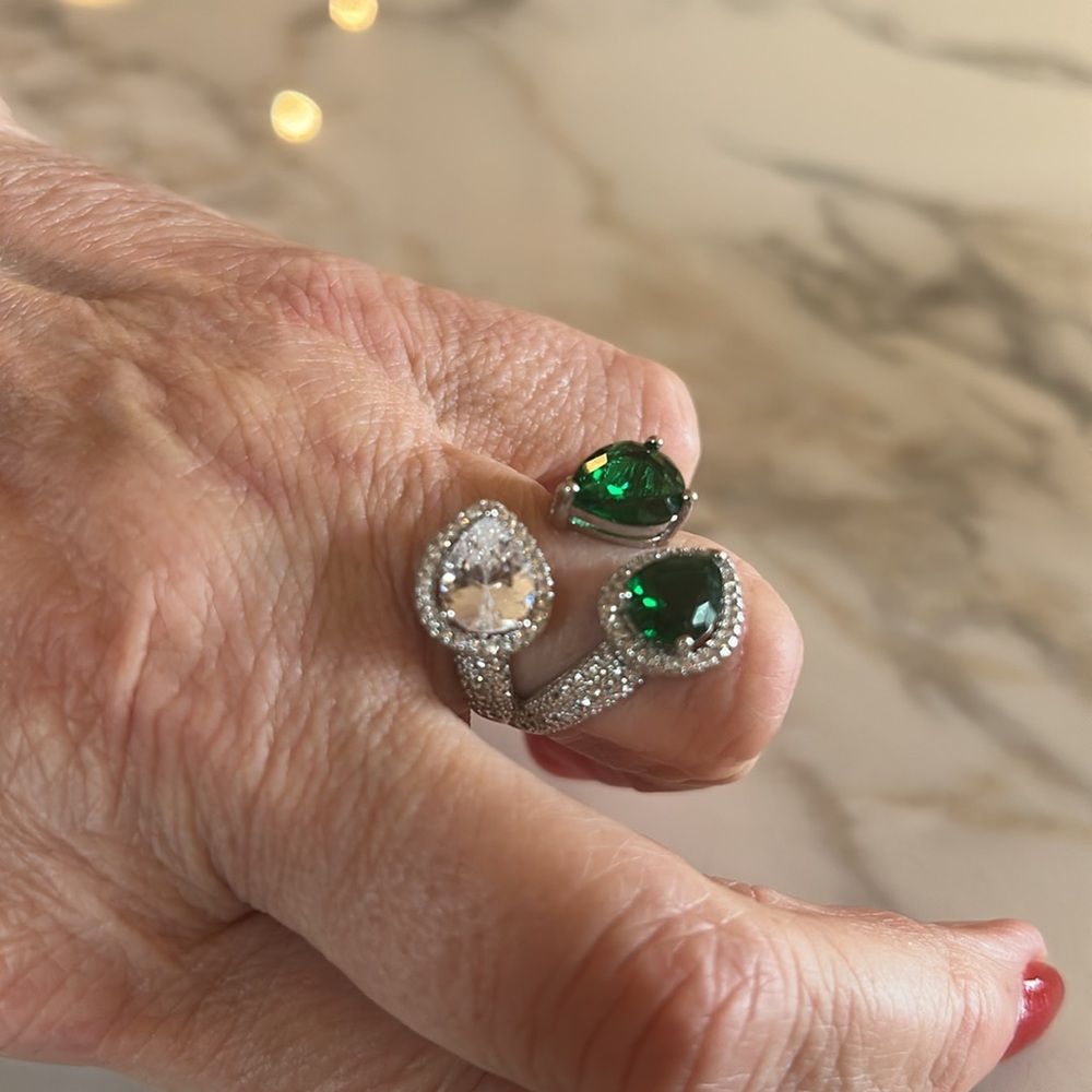 Elegant Green and Silver Teardrop Ring - Picture 2 of 3